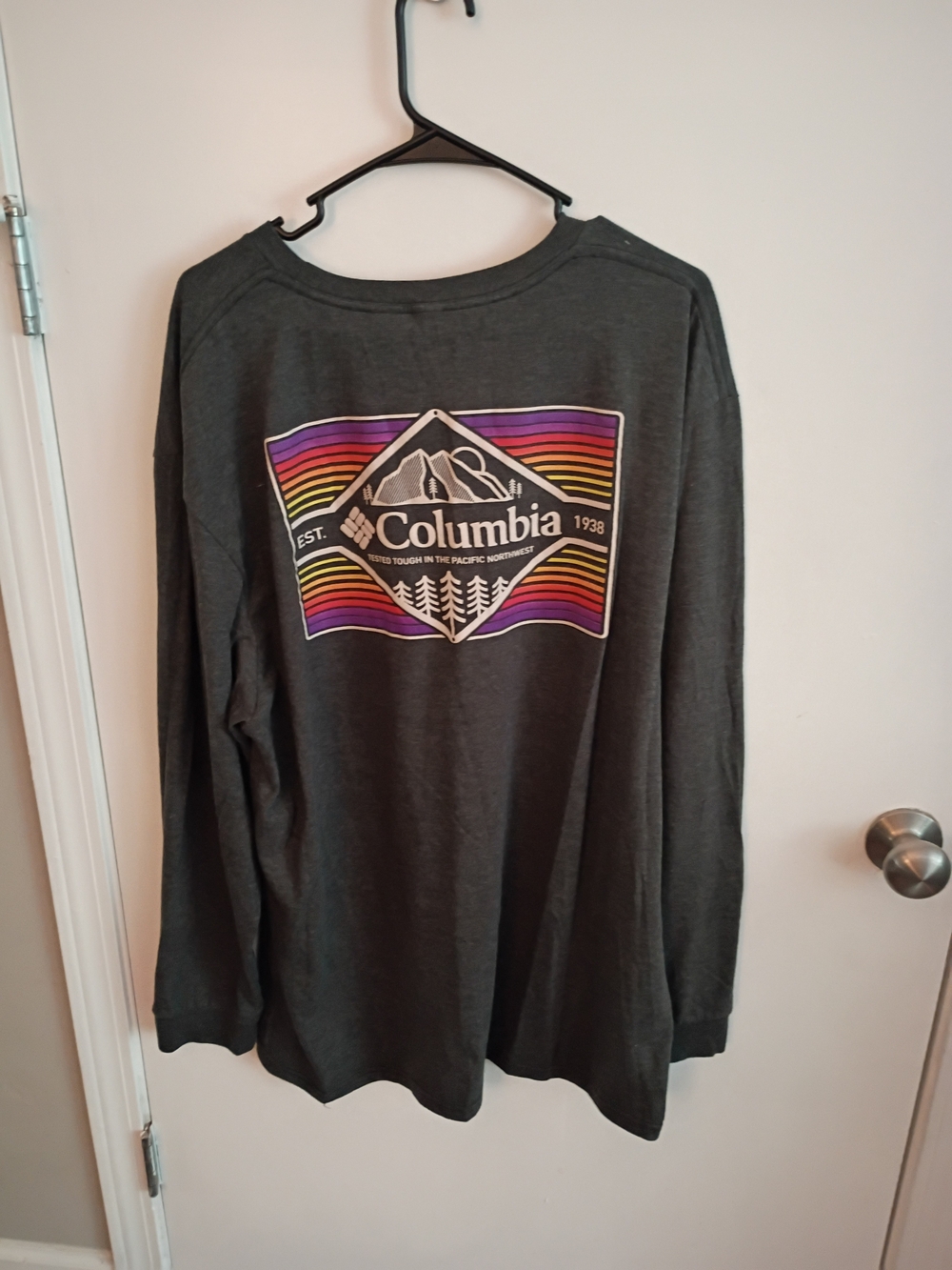 Columbia Men's XXL Long-Sleeve Graphic Tee in Dark Gray with Rainbow Logo
